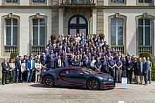 Bugatti-Präsident Stephan Winkelmann (Mitte) und Mitarbeiter mit dem 100. Chiron vor dem Firmensitz Château St. Jean in Molsheim.  Foto: Auto-Medienportal.Net/Bugatti